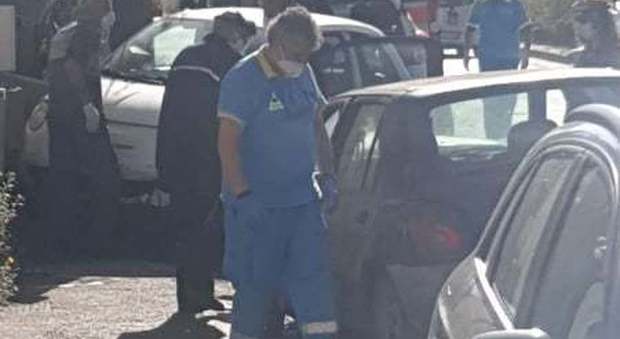 Napoli, anziano alla guida si schianta contro un'auto: «Mi hanno rapinato»