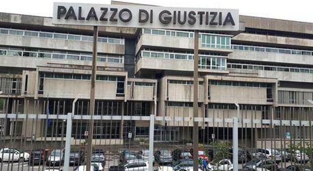 Potenza, 1.200 euro al mese per le notizie al clan: arrestato carabiniere