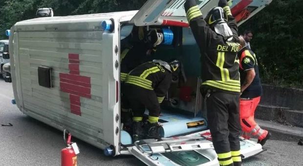 Ambulanza perde il controllo e si ribalta: paura ad Avellino