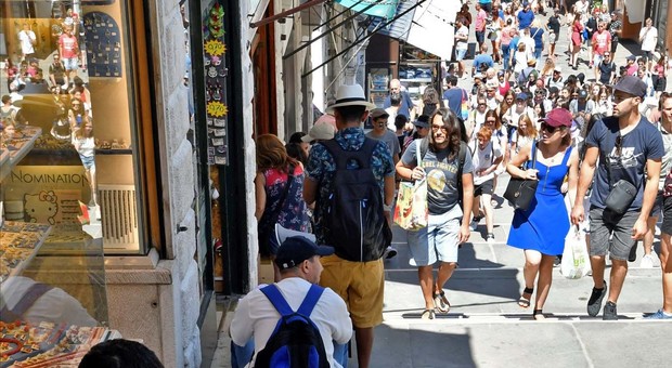 Venezia. Portano a mano i monopattini a Rialto: turisti multati dalla polizia
