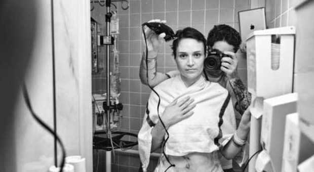 "La battaglia che non abbiamo scelto": il marito fotografa la moglie con il cancro fino alla morte