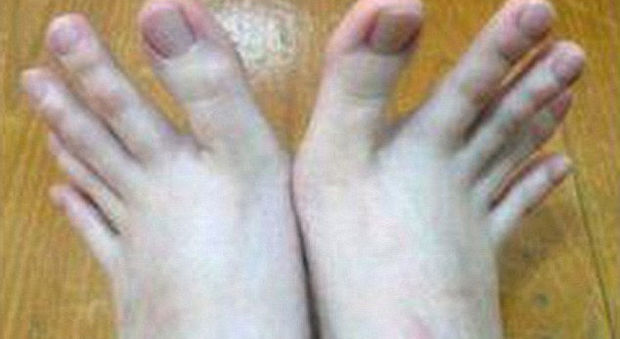 Le dita dei piedi della giovane taiwanese