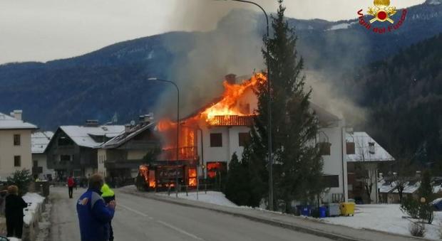 Ristorante in fiamme, paura per le case del paese /Foto