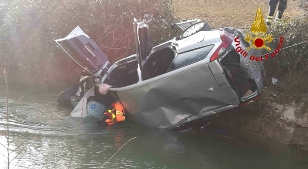 Esce di strada e cade nel fiume: uomo muore incastrato nell'auto
