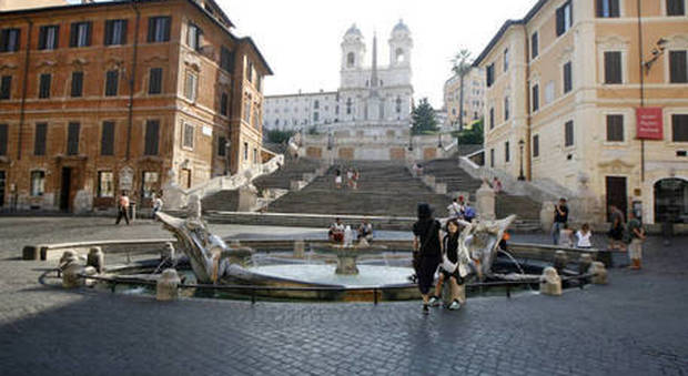 Roma, piazza di Spagna: «Vietato sedersi sulla scalinata, si può solo transitare». Multe salate