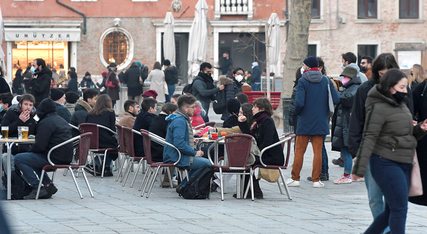 Gruppi di giovani seduti ai tavolini di un locale veneziano