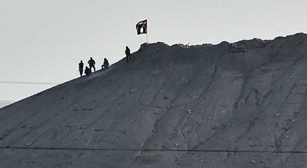 La bandiera dell'Isis sulle colline di Kobane (LaPresse)