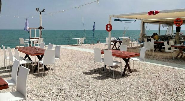 Mareggiate, danni e spiagge mini a Marina di Montemarciano: «Adesso basta, rifate le scogliere»