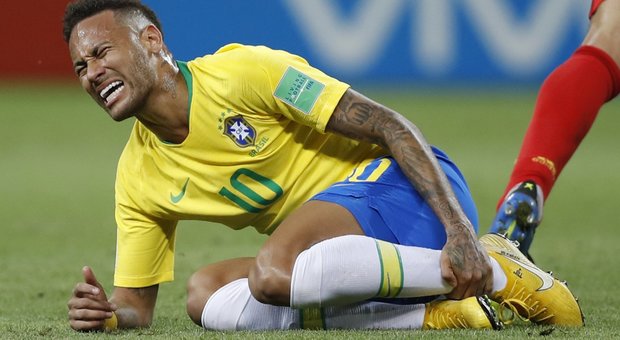 Neymar, van Basten: «Troppo teatrale, nel calcio questo non aiuta»