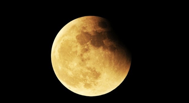 Eclissi di luna (Olycom)