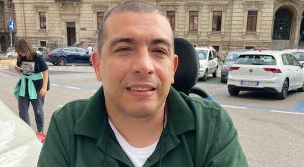 Disabilità, Enzo Cipollone: «In carrozzina posso entrare solo in 8 negozi del centro, preclusa anche la farmacia»