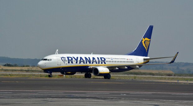 Ryanair abbassa i prezzi dei voli: la mossa dopo la decisione di Booking di escluderla dal portale