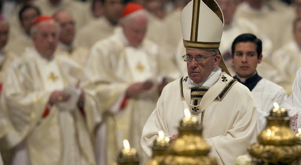 Papa Francesco alla veglia pasquale: «Non fuggire davanti ai problemi»