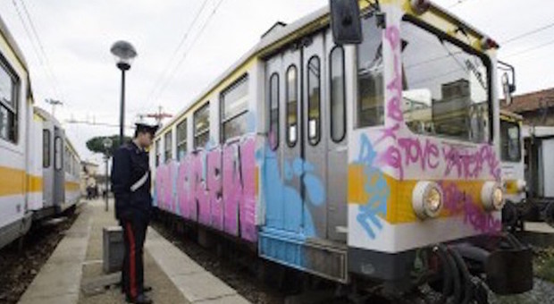 Writer ventenne travolto e ucciso da un treno mentre dipingeva un convoglio con lo spray