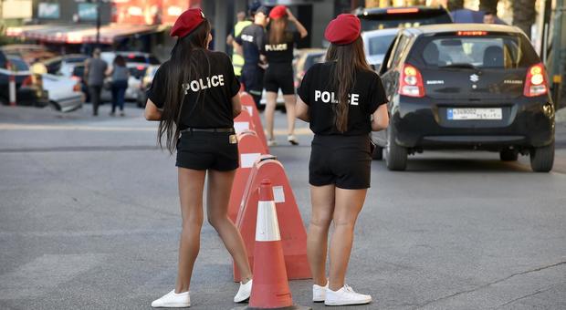 Studentesse sexy in shorts assunte per dirigere il traffico: « Per attrarre i turisti occidentali»
