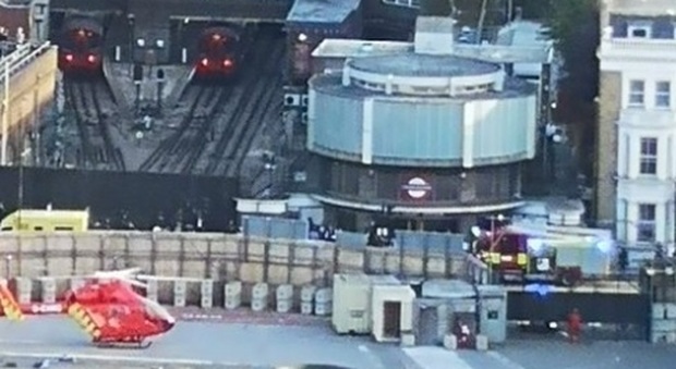 Londra, la stazione metropolitana di Earl's Court evacuata: segnalata emergenza, eliambulanza sul posto