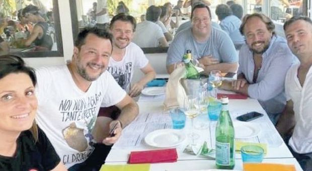 Salvini al Papeete un anno dopo e senza mascherina