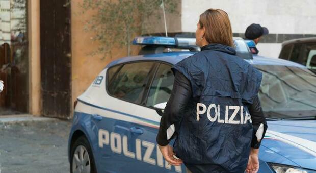 Roma, paura a Collina Fleming: uomo barricato in casa «È armato»