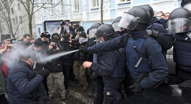 Ucraina, scontri tra polizia e manifestanti davanti al Parlamento