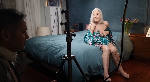 Nonna Licia, la star di Instagram modella osé a 89 anni: «Ma quanto mi diverto»