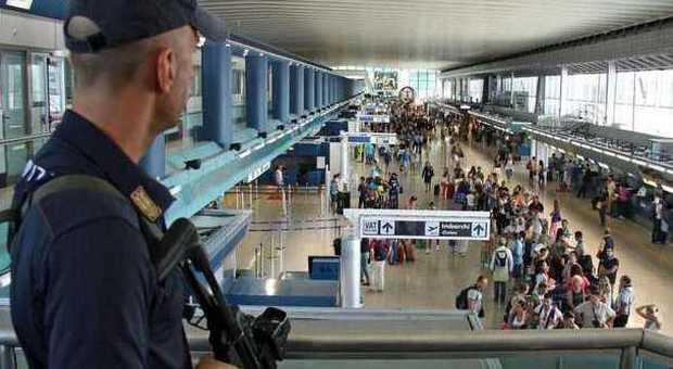 Fiumicino, algerini spariti in aeroporto: la procura in pressing sulla polizia