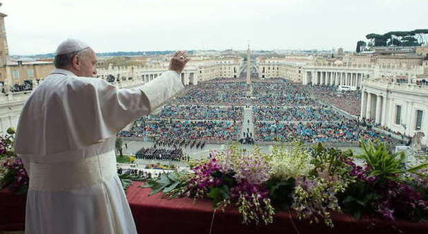 Pasqua, la messa del Papa a San Pietro: «Basta conflitti in Iraq, Siria e Terra Santa». Migliaia di fedeli sotto la pioggia