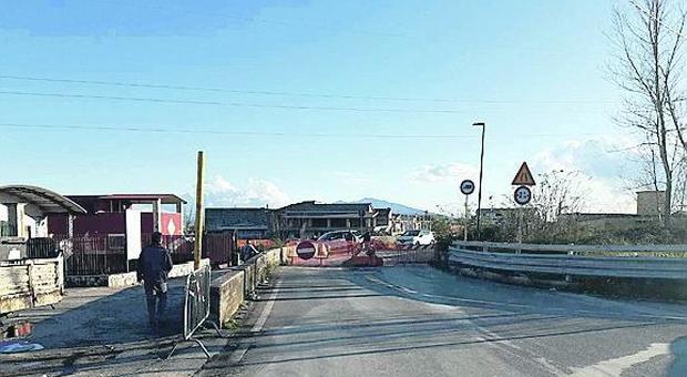 Maddaloni, sigilli al Ponte Vapore sulla Napoli-Cassino: il traffico va in tilt