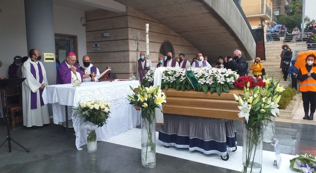 Benevento, l'ultimo saluto a don Raffaele: addio al parroco ucciso dal Coronavirus