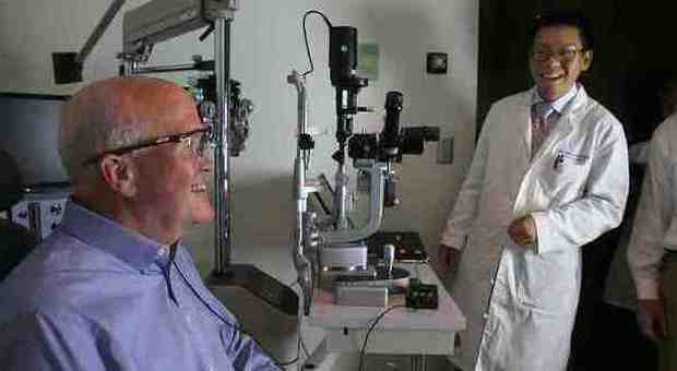 Cieco da 33 anni, torna a vedere con l'occhio ​bionico: la sua reazione commuove il web