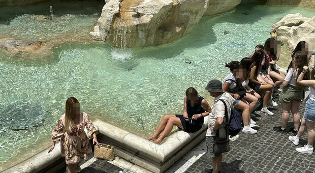 Roma, turisti fuori controllo alla Fontana di Trevi: monumento deturpato fra pic-nic abusivi, pediluvi e passeggiate sui marmi
