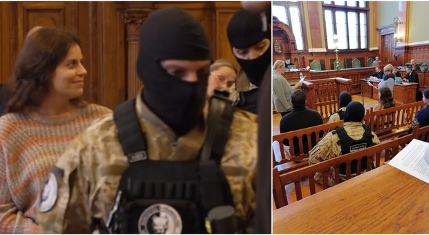 Ilaria Salis in catene in aula, legata mani e piedi: inizia il processo a Budapest. Il legale: «Trascinata come un cane»