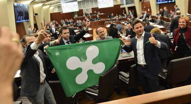 Lombardia, il referendum per l'autonomia ​passa grazie al M5S: Maroni gongola
