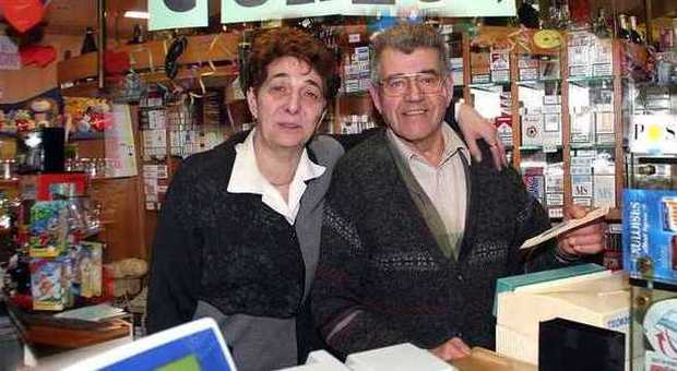 Natale Dal Moro con Elsa, anni fa, nel suo bar tabaccheria