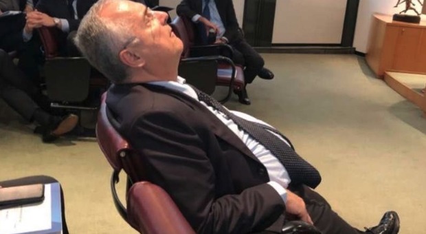 Claudio Lotito dorme all'assemblea di Lega: la foto fa il giro di Twitter