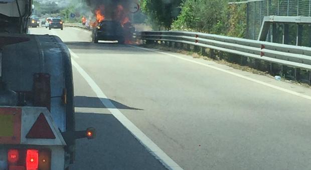 Auto in fiamme ad Atena Lucana 4 persone sfuggono all'incendio