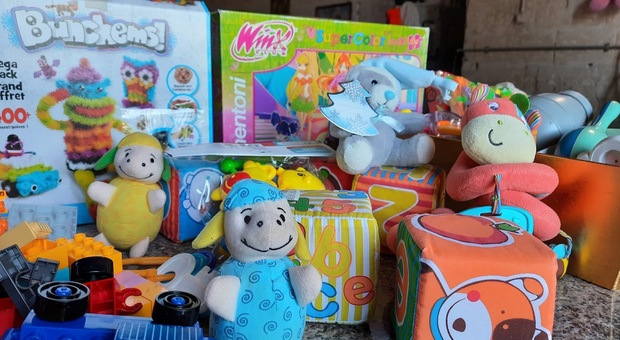 Puzzle, bambole e pennarelli abbandonati: giocattoli recuperati e donati ai bambini più sfortunati