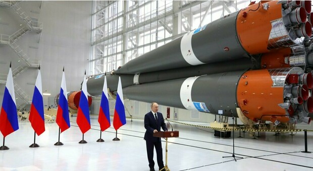 Putin, ecco l'arsenale nucleare: tattiche e strategiche, 6.000 testate (ma un quarto sono da smantellare)