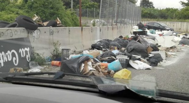 Lo scempio tra Scampia e Mugnano: rifiuti ovunque. «Il Comune dov'è?»