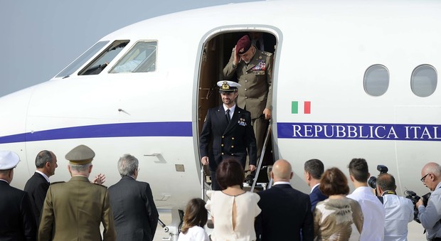 Il marò Girone è tornato in Italia. Accolto dagli applausi Il messaggio di Renzi e il primo abbraccio per il nonno