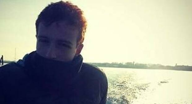 Fabio, 18 anni, cade in acqua dalla sua barca e muore annegato in laguna