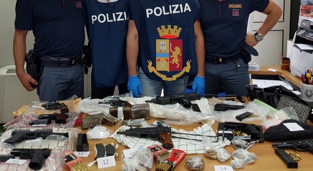 Napoli, in un «basso» un vero arsenale da guerra e droga: donna arrestata