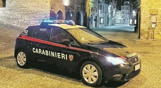 Fabriano, ubriaco in auto minaccia i carabinieri. Record di infrazioni, quattro denunce