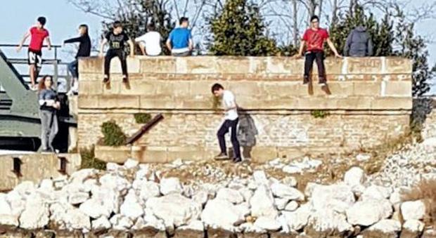 La foto postata: nove ragazzi sulla rampa del ponte ferroviario sul Brenta. Da Chioggiazzurra