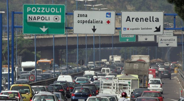 Napoli, travolge moto e fugge in Tangenziale: denunciato