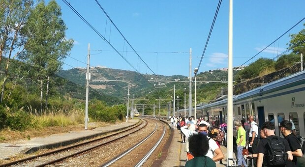 Fiammata durante il viaggio, paura sul treno regionale Napoli-Sapri