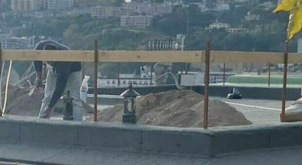 Napoli, gli abusi edilizi dei vip: operai al lavoro sul tetto, rivolta al parco Grifeo