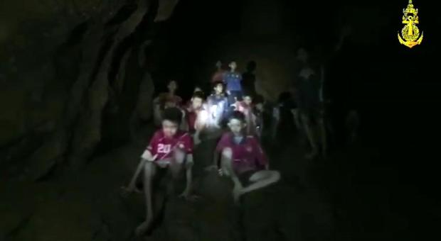 Thailandia, i 12 ragazzi dispersi nelle grotta trovati vivi e in buone condizioni