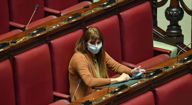 Coronavirus, psicosi anche alla Camera: i politici arrivano con la mascherina