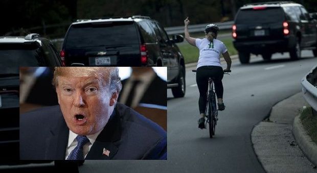 Mostra dito medio a Trump mentre è in bici, licenziata: «Lo rifarei»