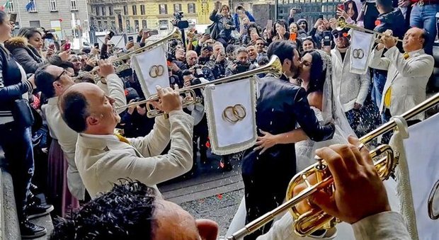 Le nozze trash del cantante neomelodico e della vedova del boss, si muove il Comune di Napoli: fioccano multe